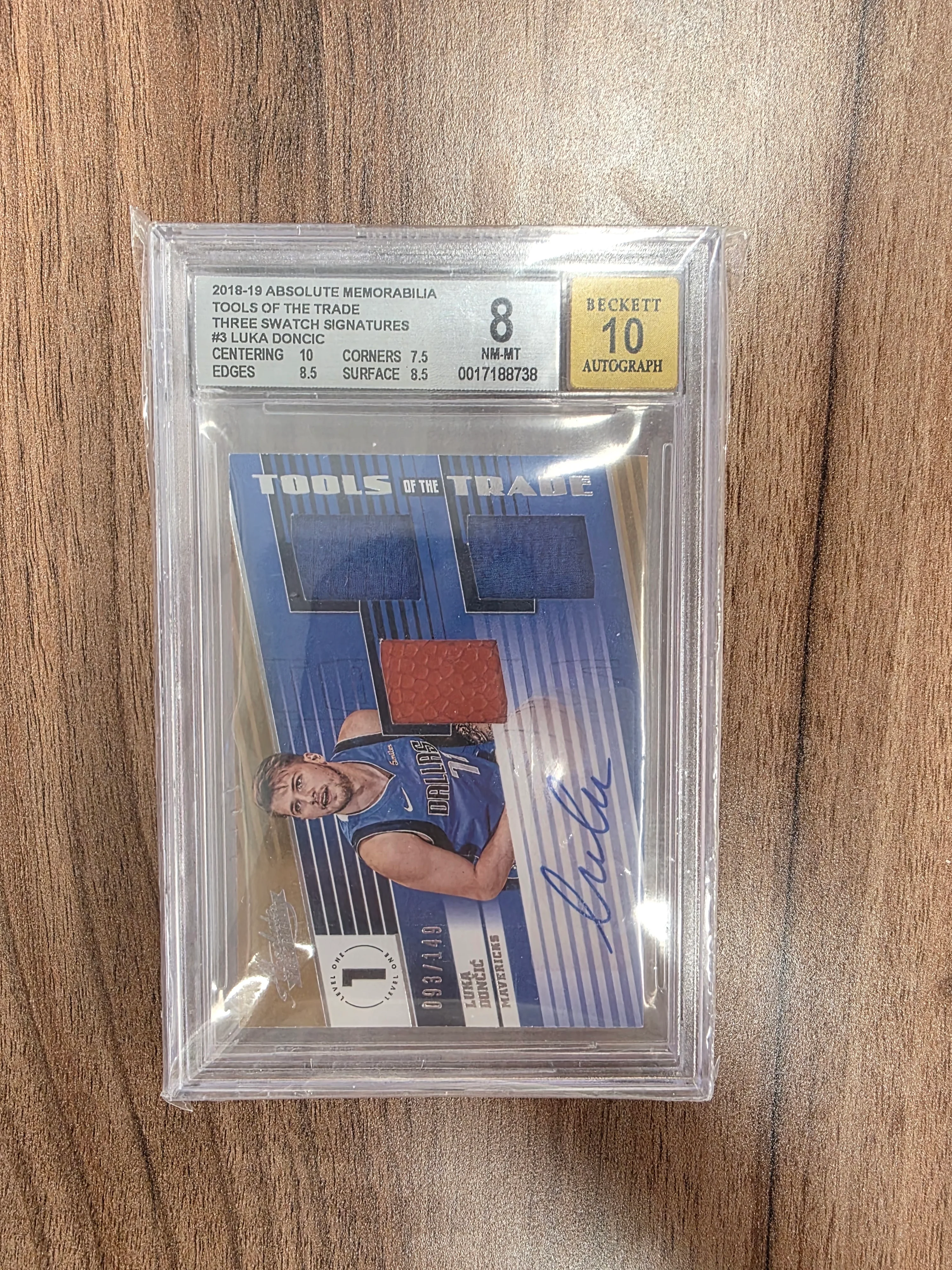 2018-19 Absolute Memorabilia Tools of thr Trade No.T3-LDC Luka Doncic RPA /149 BGS 8 Auto 10